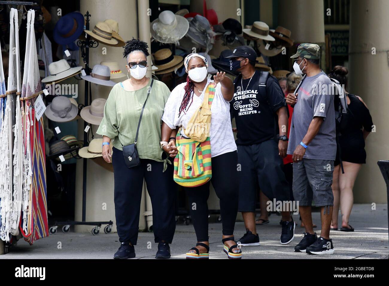 New Orleans, USA. August 2021. Menschen mit Gesichtsmasken besuchen am 3. August 2021 einen Markt in New Orleans, Louisiana, USA. Der US-Gouverneur von Louisiana, John Bel Edwards, hat am Montag das landesweite Mandat für die Innenmaske wieder aufgenommen, da COVID-19-Fälle und Krankenhausaufenthalte weiter anstiegen. Nach dem Mandat, das vom 4. August bis mindestens 1. September in Kraft treten wird, müssen alle Menschen ab fünf Jahren an Innenräumen eine Gesichtsmaske tragen. Quelle: Lan Wei/Xinhua/Alamy Live News Stockfoto