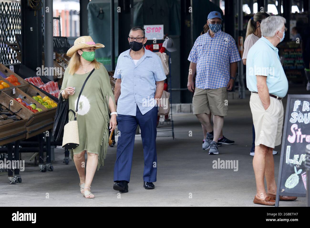 New Orleans, USA. August 2021. Menschen mit Gesichtsmasken besuchen am 3. August 2021 einen Markt in New Orleans, Louisiana, USA. Der US-Gouverneur von Louisiana, John Bel Edwards, hat am Montag das landesweite Mandat für die Innenmaske wieder aufgenommen, da COVID-19-Fälle und Krankenhausaufenthalte weiter anstiegen. Nach dem Mandat, das vom 4. August bis mindestens 1. September in Kraft treten wird, müssen alle Menschen ab fünf Jahren an Innenräumen eine Gesichtsmaske tragen. Quelle: Lan Wei/Xinhua/Alamy Live News Stockfoto