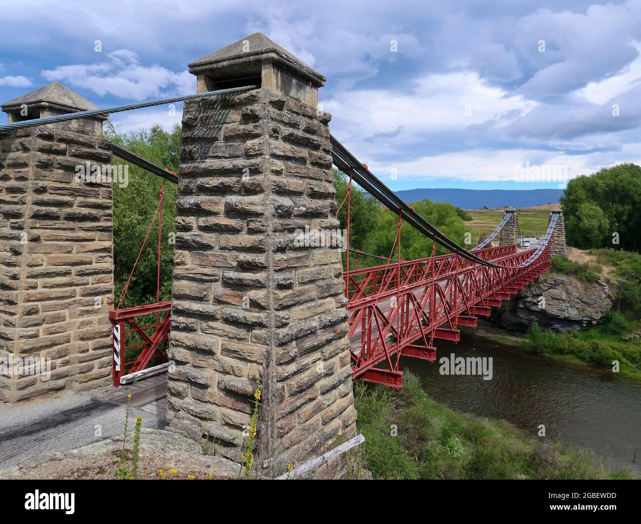 Die Ophir Hängebrücke ist eine klassische einbahnige rote Brücke, die während des Central Otago Gold Rush, South Island, Neuseeland, gebaut wurde Stockfoto