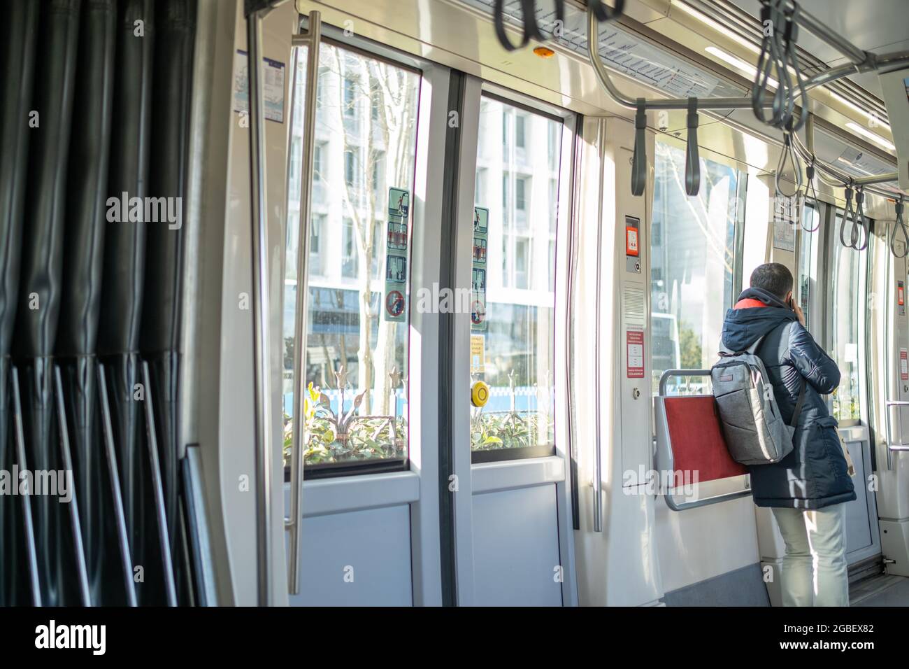 Kabatas, Istanbul, Türkei - 02.26.2021: Mann telefoniert in der türkischen Straßenbahn in einem glänzenden Tram-Innen- und Transportkonzept Stockfoto