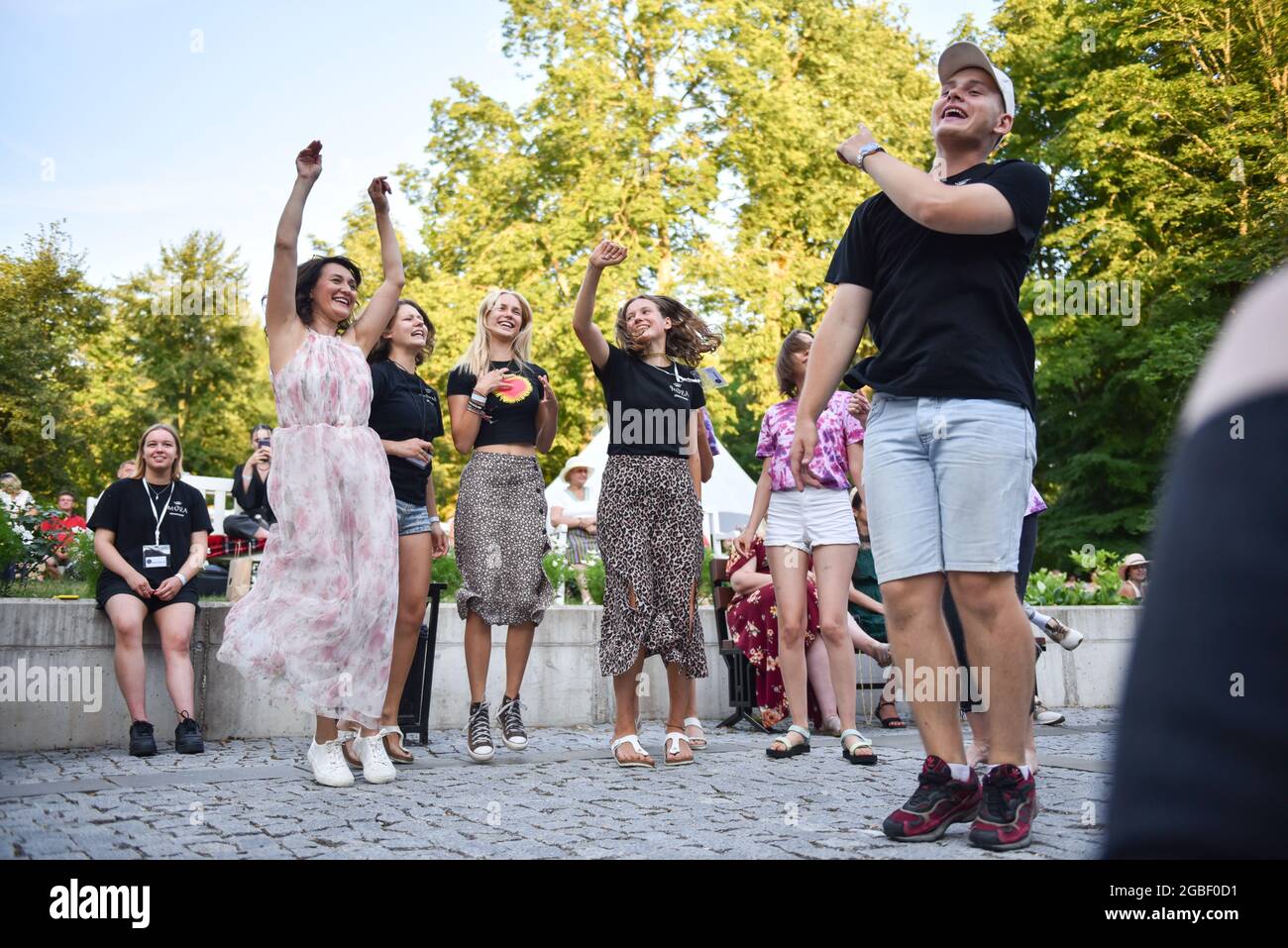 LUZNAVA, LETTLAND - 18. Jul 2021: Die Menschen tanzen beim Konzert DER BESTVERKAUFTEN ASTRO'n'OUT Band in Luznava, Lettland Stockfoto LUZNAVA, LETTLAND - 18. Jul 2021: Die Menschen tanzen beim Konzert DER BESTVERKAUFTEN ASTRO'n'OUT Band in Luznava, Lettland Stockfoto