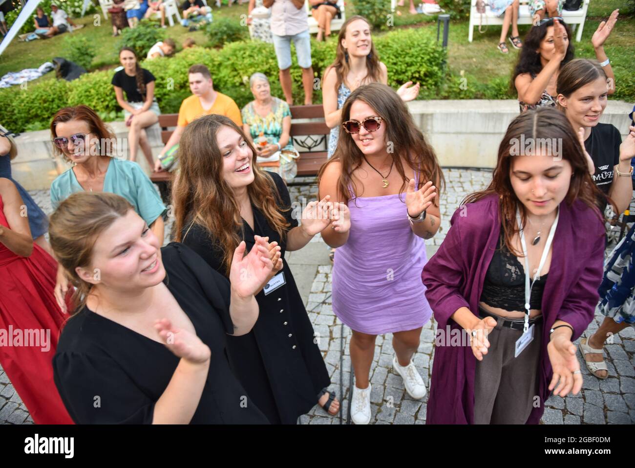 LUZNAVA, LETTLAND - 18. Jul 2021: Die Menschen tanzen beim Konzert DER BESTVERKAUFTEN ASTRO'n'OUT Band in Luznava, Lettland Stockfoto LUZNAVA, LETTLAND - 18. Jul 2021: Die Menschen tanzen beim Konzert DER BESTVERKAUFTEN ASTRO'n'OUT Band in Luznava, Lettland Stockfoto