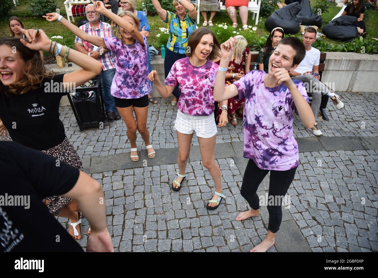 LUZNAVA, LETTLAND - 18. Jul 2021: Die Menschen tanzen beim Konzert DER BESTVERKAUFTEN ASTRO'n'OUT Band in Luznava, Lettland Stockfoto LUZNAVA, LETTLAND - 18. Jul 2021: Die Menschen tanzen beim Konzert DER BESTVERKAUFTEN ASTRO'n'OUT Band in Luznava, Lettland Stockfoto