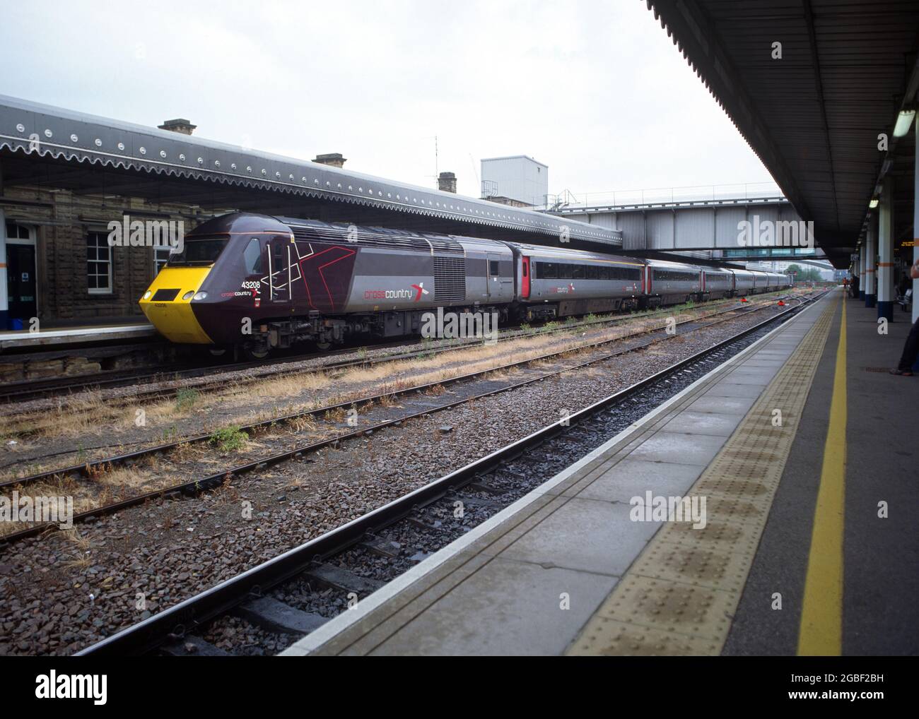 Sheffield, Großbritannien - 3. Juli 2021: Ein HST (High Speed Train), der von der Kreuzung am Bahnhof von Sheffield betrieben wird. Stockfoto