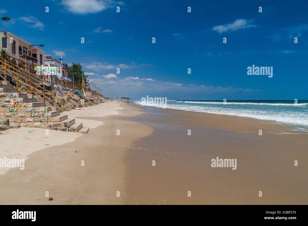 MONTANITA, ECUADOR - 30. JUNI 2015: Strandpromenade und Strand in Montanita, Ecuador Stockfoto