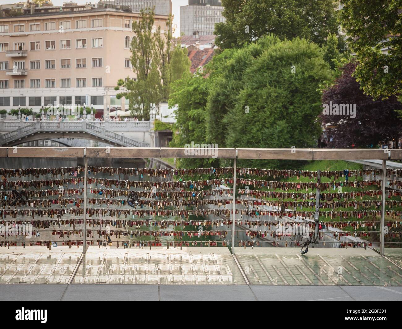 Bild von Liebesschlössern, die an das Geländer einer Brücke in Ljubljana, Slowenien, im Stadtzentrum, auf der Metzgerbrücke gebunden sind. Ein Liebesschloss oder ein Liebesvorhängeschloss i Stockfoto