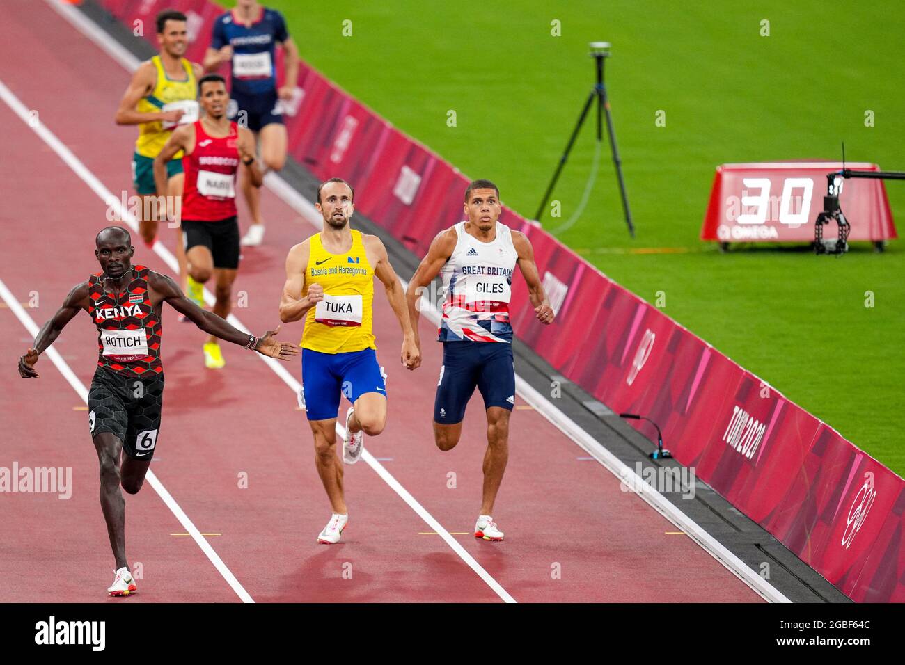 TOKIO, JAPAN - 1. AUGUST: Ferguson Cheruiyot Rotich aus Kenia, Amel Tuka aus Bosnien und Herzegowina und Elliot Giles aus Großbritannien treten am 1. August 2021 im Olympiastadion in Tokio, Japan, bei den Olympischen Spielen 2020 im 800-m-Halbfinale der Männer an (Foto: Yannick Verhoeven/Orange Picles) Stockfoto