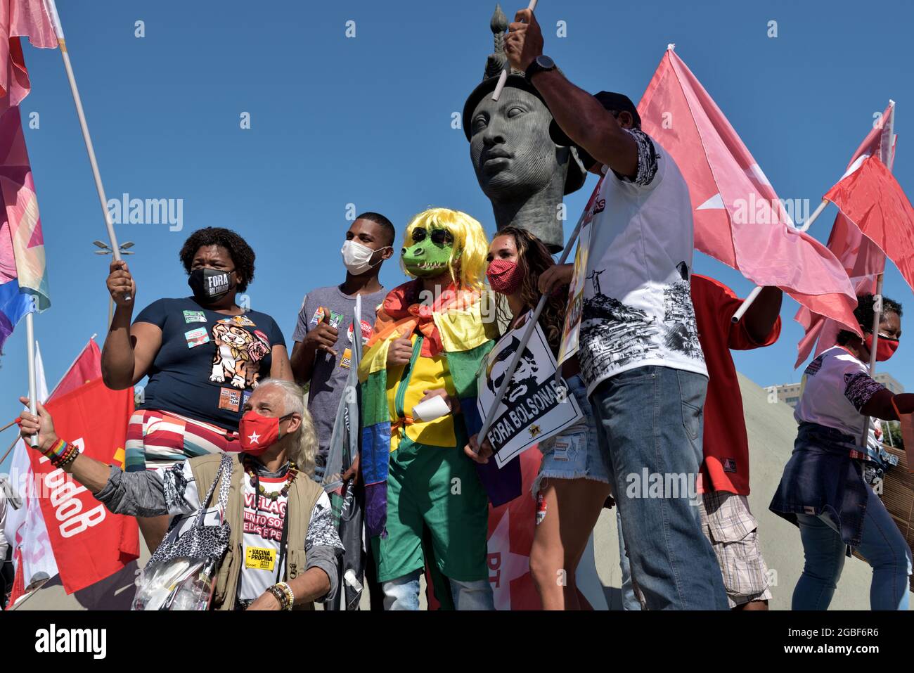 Amerika, Brasilien – 24. Juli 2021:Tausende versammelten sich in der Innenstadt von Rio de Janeiro mit Schildern und Fahnen, um gegen den brasilianischen Präsidenten Jair Bolsonaro zu protestieren Stockfoto