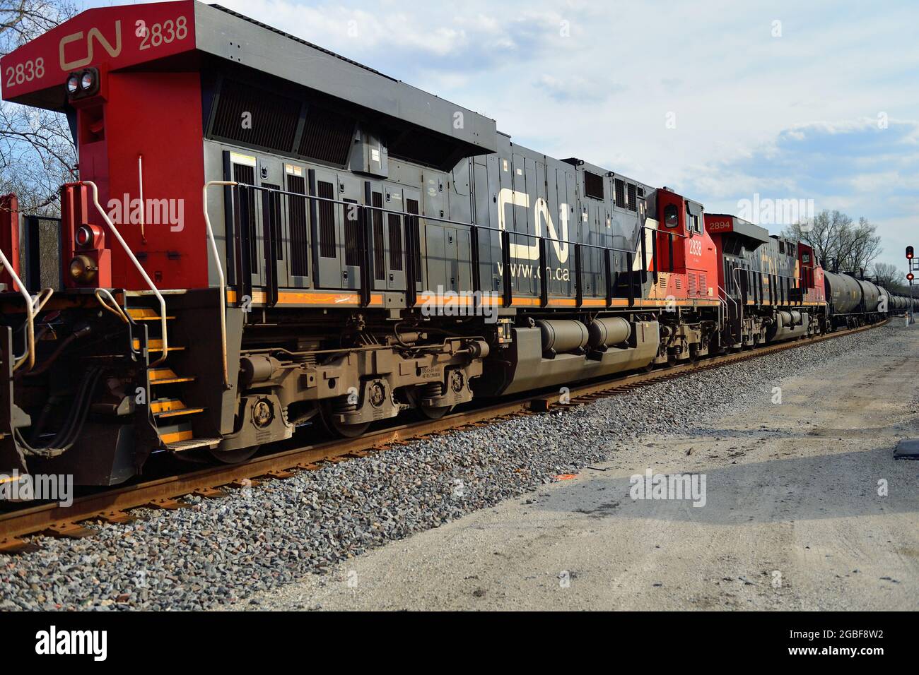 Hoffman Estates, Illinois, USA. Die Lokomotiven der Canadian National Railway führen einen Güterzug in einen vorbeifahrenden Nebengleis. Stockfoto