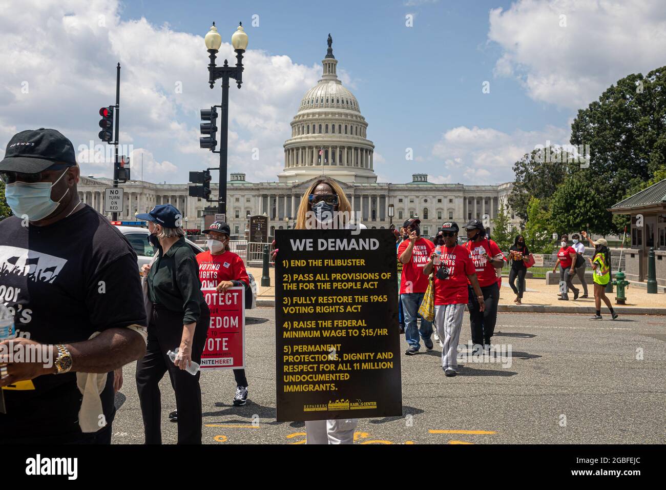 Ein Protestler trägt die Forderungen der Kampagne der Armen aus dem Jahr 5 außerhalb des US-Kapitols. Am 2. August 2021 demonstrierte die Kampagne der Armen in Washington DC, wo Glaubensführer, Niedriglohnarbeiter und arme Menschen aus dem ganzen Land für den US-Senat protestierten, um den Filibuster zu beenden, die Stimmrechte zu schützen und den bundesstaatlichen Mindestlohn auf -615 pro Stunde zu erhöhen. Hunderte wurden bei einem gewaltlosen Akt zivilen Ungehorsams vor dem Hart-Senatsgebäude verhaftet. (Foto von Michael Nigro/Pacific Press) Stockfoto