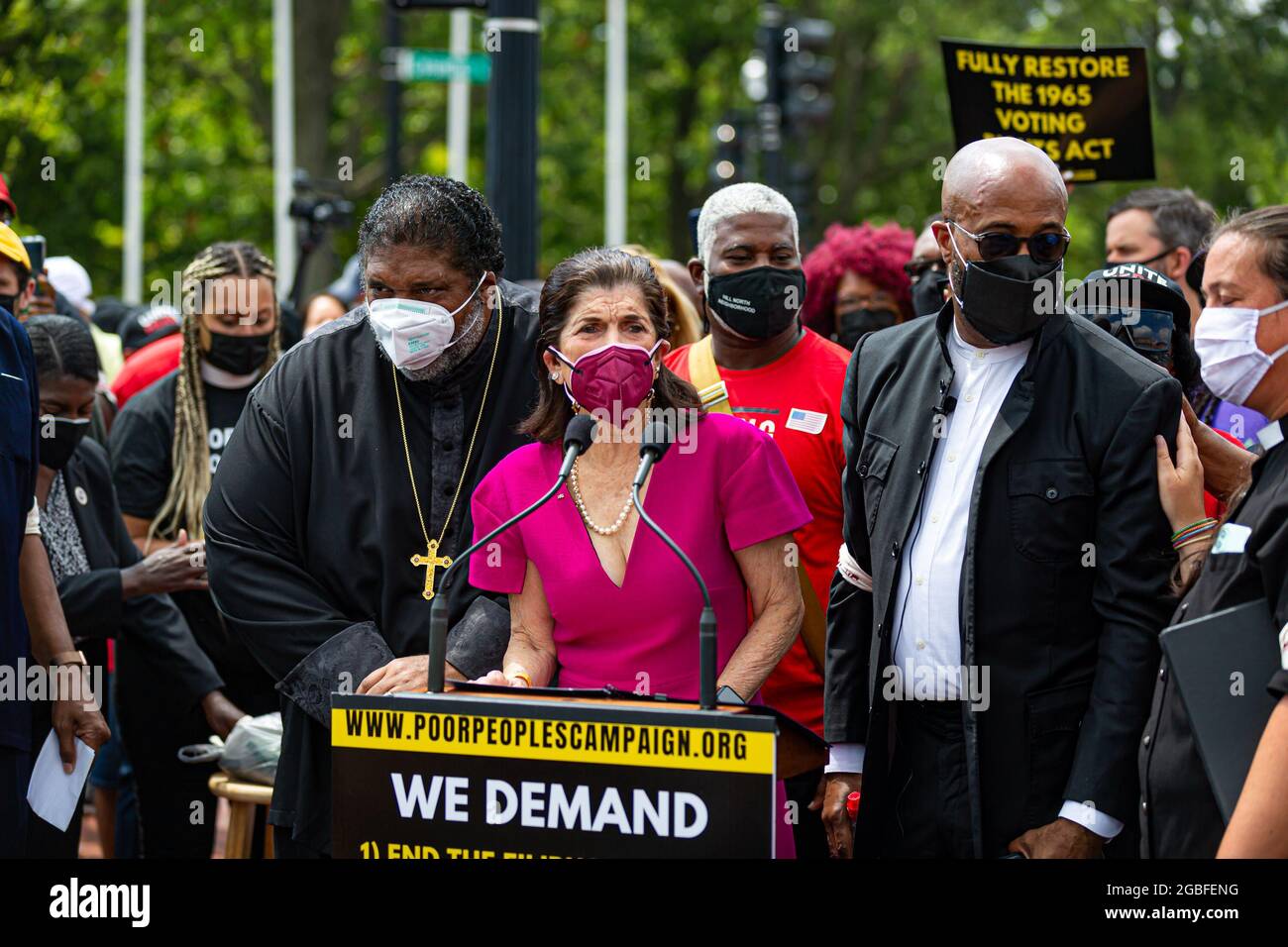 Luci Baines Johnson, Tochter des ehemaligen US-Präsidenten Lyndon B. Johnson mit Rev. Dr. William Barber. Am 2. August 2021 demonstrierte die Kampagne der Armen in Washington DC, wo Glaubensführer, Niedriglohnarbeiter und arme Menschen aus dem ganzen Land für den US-Senat protestierten, um den Filibuster zu beenden, die Stimmrechte zu schützen und den bundesstaatlichen Mindestlohn auf -615 pro Stunde zu erhöhen. Hunderte wurden bei einem gewaltlosen Akt zivilen Ungehorsams vor dem Hart-Senatsgebäude verhaftet. (Foto von Michael Nigro/Pacific Press) Stockfoto