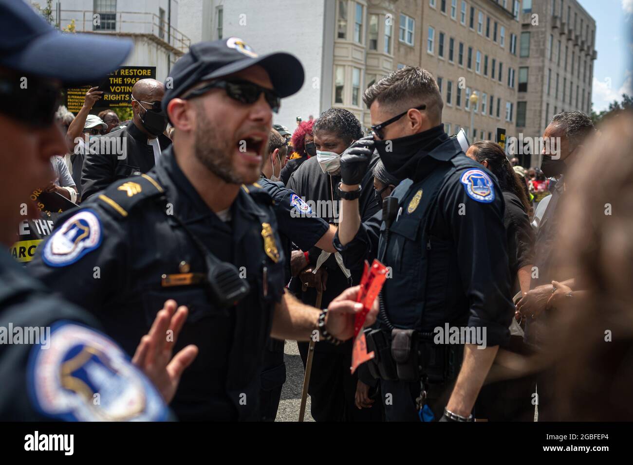 Washington Dc, Usa. August 2021. Die Polizei des Kapitols verhaftete Rev. Dr. William Barber. Am 2. August 2021 demonstrierte die Kampagne der Armen in Washington DC, wo Glaubensführer, Niedriglohnarbeiter und arme Menschen aus dem ganzen Land für den US-Senat protestierten, um den Filibuster zu beenden, die Stimmrechte zu schützen und den bundesstaatlichen Mindestlohn auf -615 pro Stunde zu erhöhen. Hunderte wurden bei einem gewaltlosen Akt zivilen Ungehorsams vor dem Hart-Senatsgebäude verhaftet. (Foto: Michael Nigro/Pacific Press) Quelle: Pacific Press Media Production Corp./Alamy Live News Stockfoto