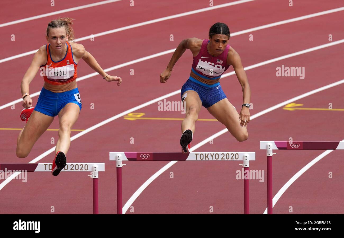 Die US-Amerikanerin Sydney McLaughlin auf dem Weg zur Goldmedaille bei den 400-m-Hürden der Frauen, zusammen mit der niederländischen Femke Bol, die am zwölften Tag der Olympischen Spiele in Tokio 2020 in Japan im Olympiastadion den dritten Platz belegte. Bilddatum: Mittwoch, 4. August 2021. Stockfoto