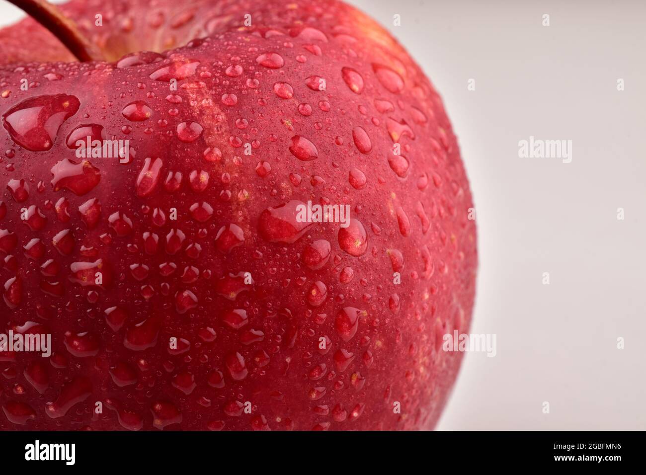Roter Apfel mit Wassertropfen Stockfoto