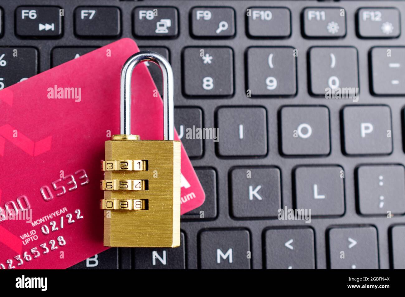 Kreditkarten auf der Tastatur mit Verriegelung schliessen Nach oben Stockfoto