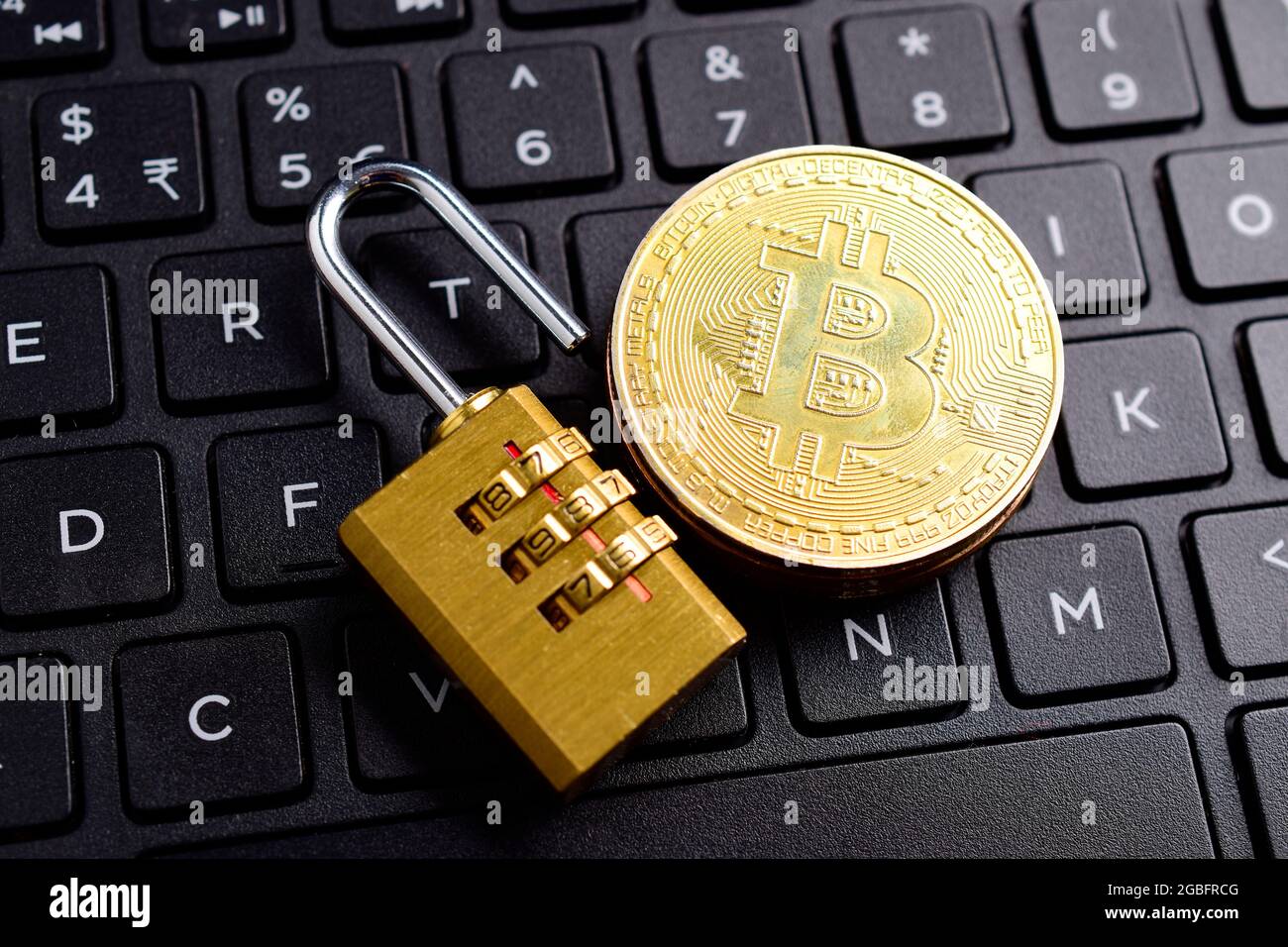 Bitcoin-Hacked-Konzept, Bitcoin Mit Offenem Vorhängeschloss Auf Der Tastatur Stockfoto