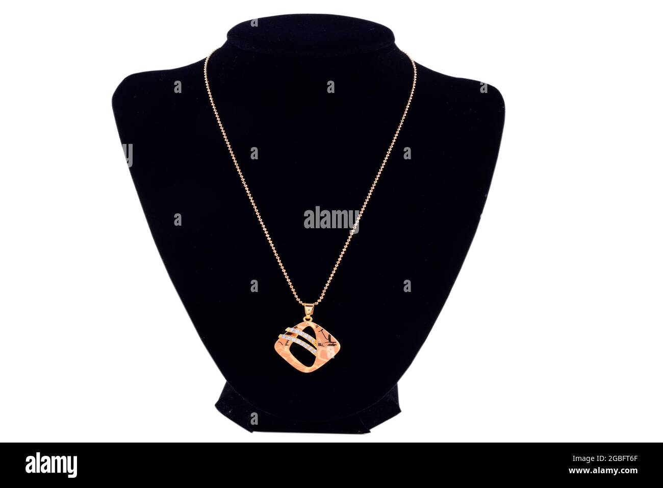 Goldkette mit Anhänger auf Schmuck Mannequin isoliert auf weißem Hintergrund mit Clipping Path Stockfoto