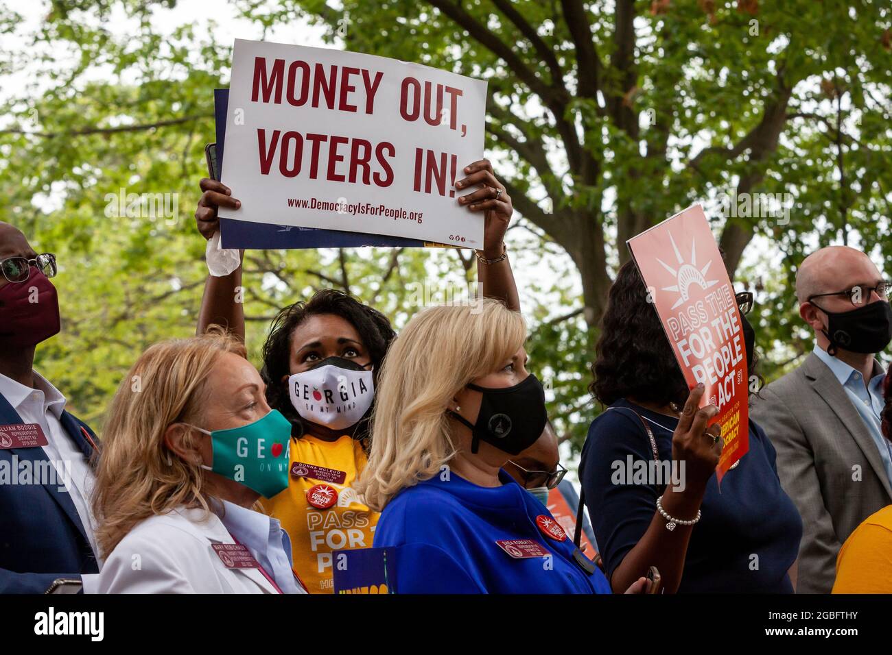 Washington, DC, USA, 3. August 2021. Im Bild: Georgia Vertreterin Donna McLeod hält ein Zeichen gegen Korruption bei der Kampagnenfinanzierung in der Aussparung kann Protest vor dem US-Kapitol warten. 150 Senatoren und Vertreter von 30 Staaten nahmen an der Kundgebung Teil, um ihre Unterstützung zu zeigen, darunter die texanischen Demokraten, die das Quorum gebrochen haben, um das Durchlaufen von Wahlbeschränkungen in ihrem Staat zu verhindern. Kredit: Allison Bailey / Alamy Live Nachrichten Stockfoto