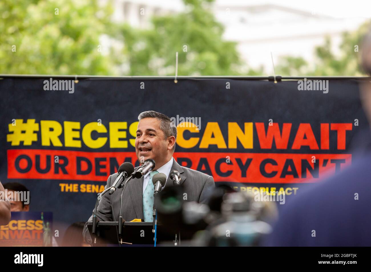 Washington, DC, USA, 3. August 2021. Im Bild: Senator Ben Ray Luján (D-NM) spricht in der Pause kann Protest vor dem US-Kapitol warten. 150 Senatoren und Vertreter von 30 Staaten nahmen an der Kundgebung Teil, um ihre Unterstützung zu zeigen, darunter die texanischen Demokraten, die das Quorum gebrochen haben, um das Durchlaufen von Wahlbeschränkungen in ihrem Staat zu verhindern. Kredit: Allison Bailey / Alamy Live Nachrichten Stockfoto