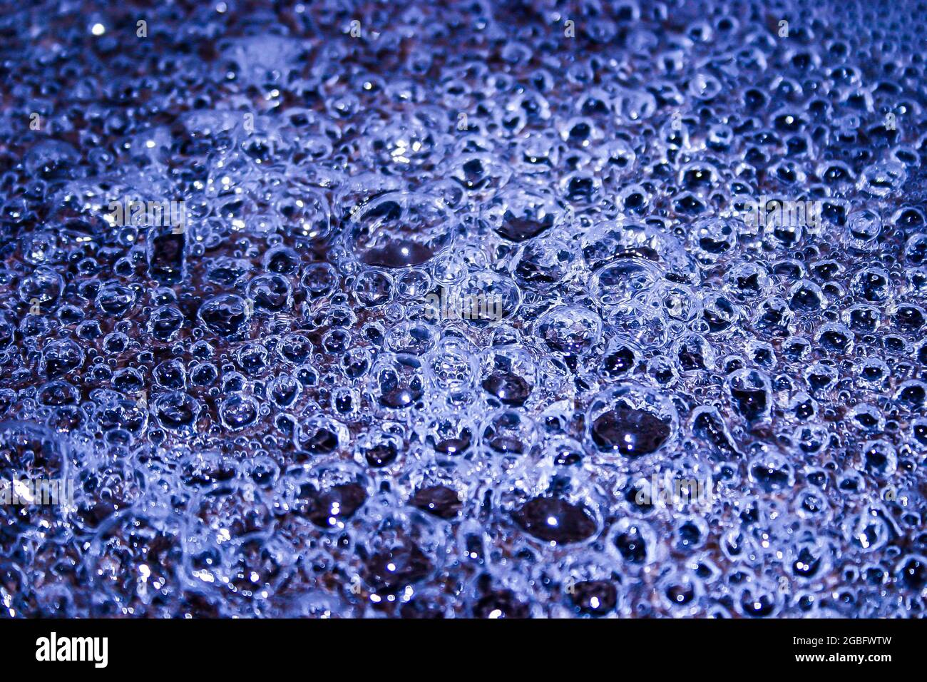 Millionen von Blasen aus dem kochenden Wasser in einer Pfanne Stockfoto