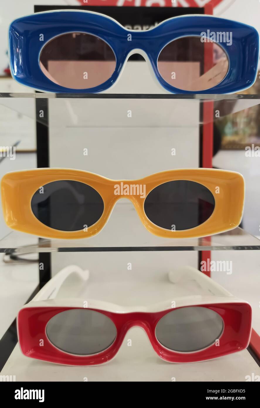 Drei einzigartige bunte Brillen Stockfoto