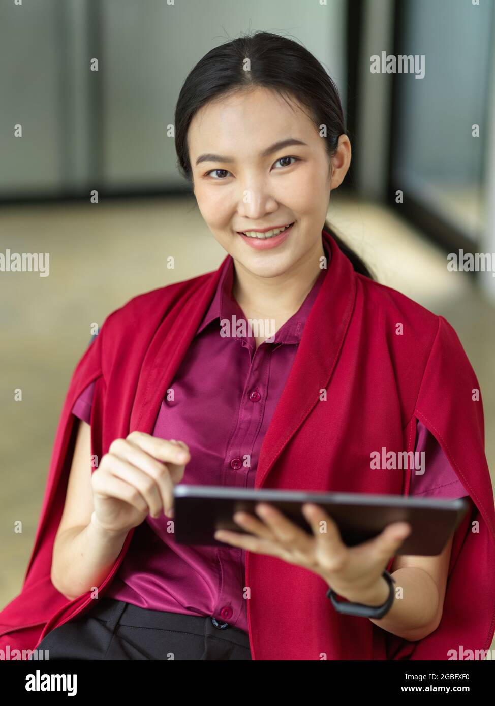 Porträt einer Geschäftsführerin mit einem tragbaren Tablet, um ihren Zeitplan zu überprüfen, Augen auf die Kamera, Geschäftsfrau Konzept Stockfoto
