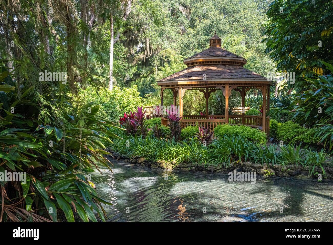 Wunderschöner Pavillon und Wasserspiel im Washington Oaks Gardens State Park in Palm Coast, Florida. (USA) Stockfoto