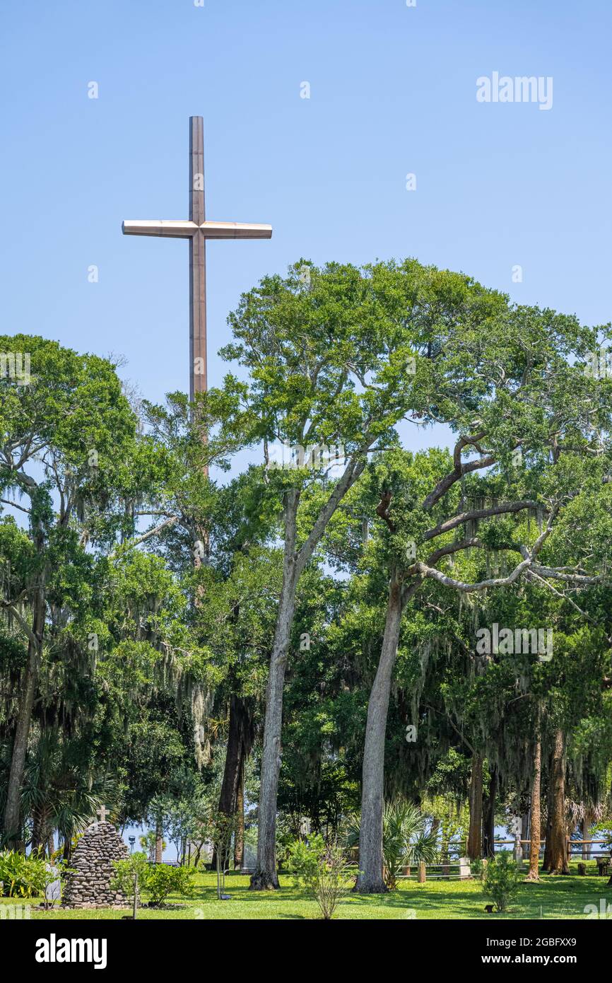 Das große Kreuz, ein 208 Fuß großes Edelstahlkreuz, am Nationalheiligtum unserer Lieben Frau von La Leche in Mission nombre de Dios in St. Augustine, Florida. Stockfoto