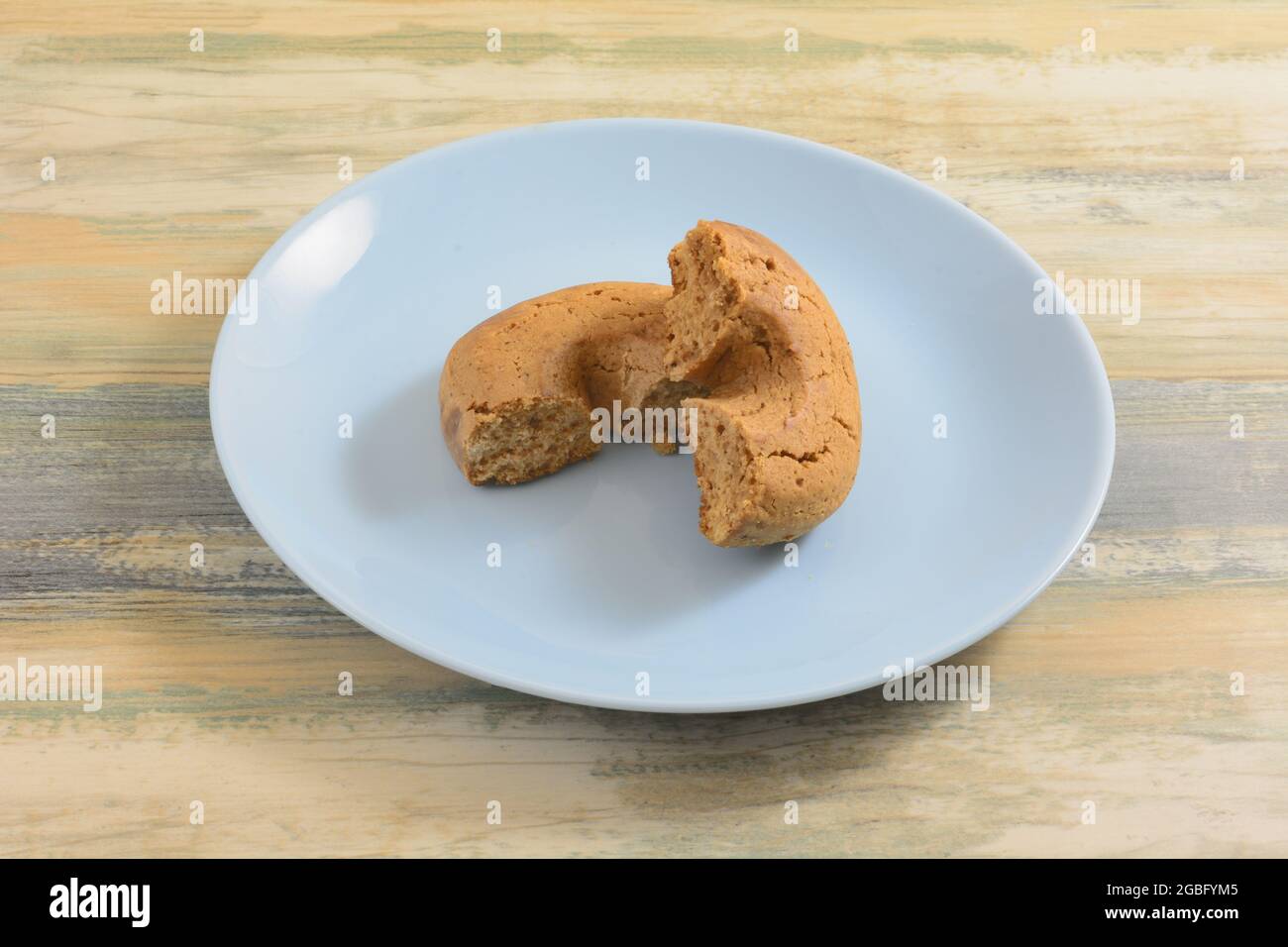 Zerbrochener griechischer Traubenmost moustokouloura weiche Kekshälften auf blauem Snackteller Stockfoto