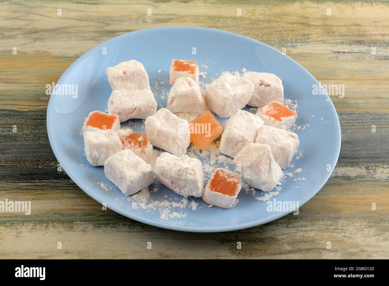Loukoumi-Stücke aus griechischer Kaktusbirne auf dem Snackteller auf dem Tisch Stockfoto
