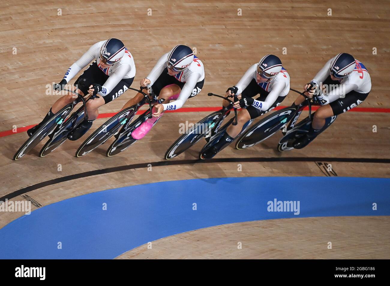 Izu, Japan. August 2021. Radfahren/Leichtathletik: Olympische Spiele, Mannschaftsverfolgung der Frauen, 1. Runde, auf dem Izu Velodrom. Megan Jastrab (von vorne nach hinten), Chloe Dygert, Emma White und Megan Jastrab aus den Vereinigten Staaten von Amerika (USA) in Aktion. Quelle: Sebastian Gollnow/dpa/Alamy Live News Stockfoto