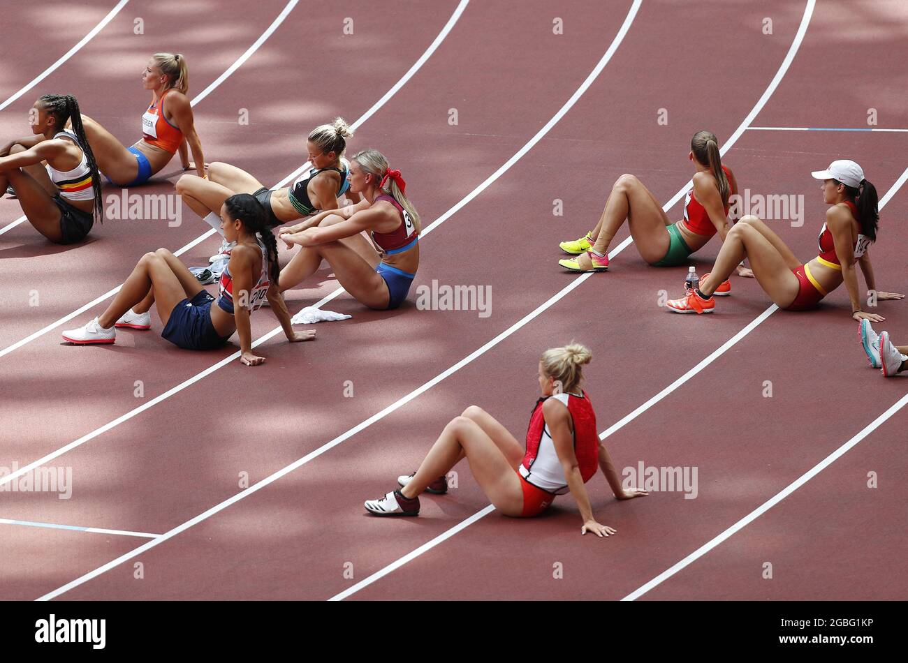 Tokio, Japan. August 2021. Die Teilnehmer des Frauen-Heptathlons entspannen sich auf der Strecke während der Aufwärmphase für das Hochsprung-Event beim Leichtathletik-Wettbewerb während der Olympischen Sommerspiele in Tokio, Japan, am Mittwoch, den 4. August 2021. Foto von Bob Strong/UPI Credit: UPI/Alamy Live News Stockfoto