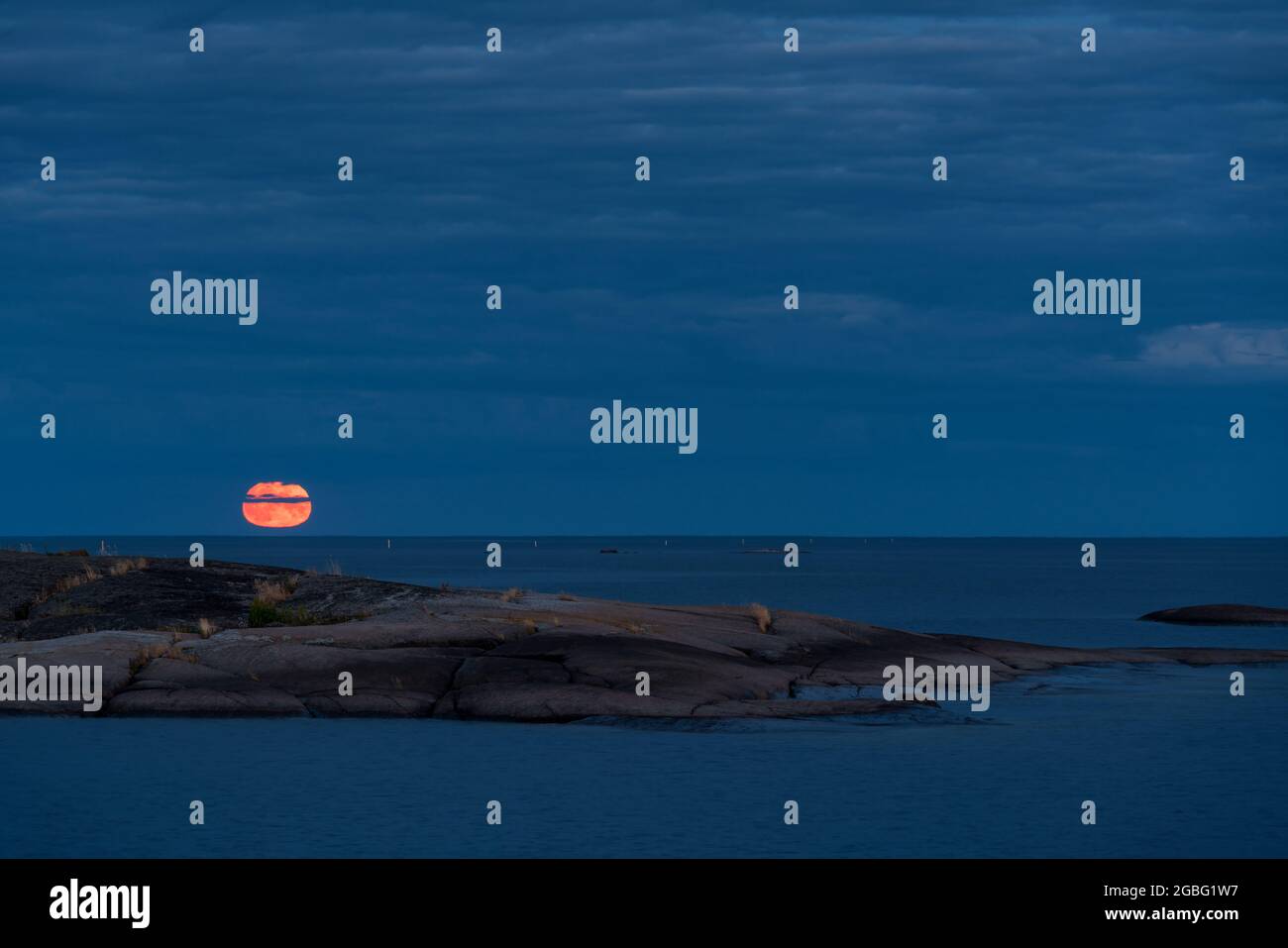 Aufgehender Mond von der Insel Suuri-Pisi aus, Virolahti, Finnland Stockfoto