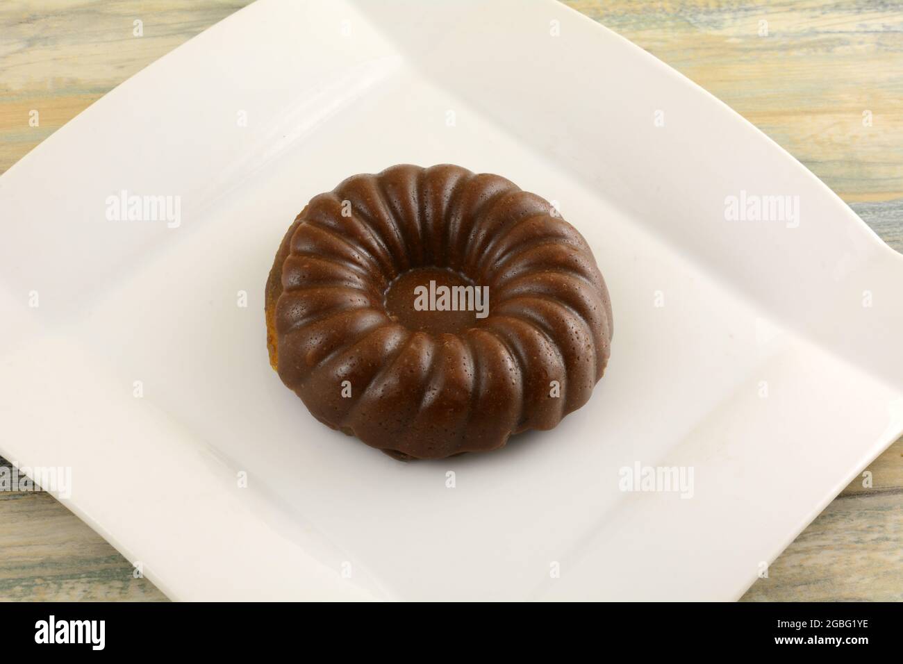 Orangen- und Schokoladen-Tahini-Halva-Snack auf weißem Dessertteller Stockfoto