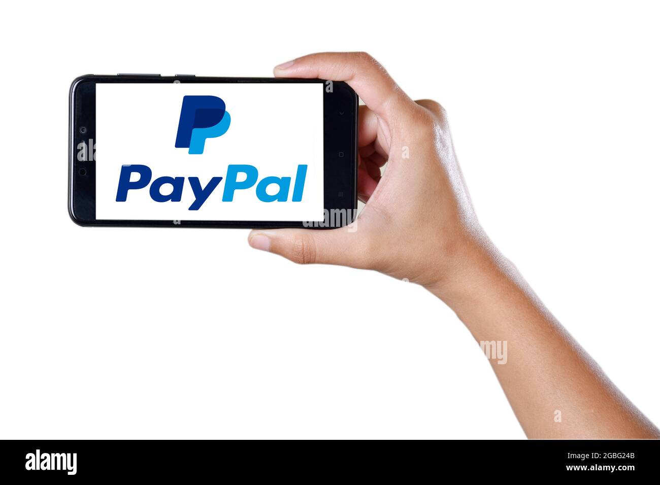 Mumbai , Indien- 1. Dezember 2018: Hand Holding Smartphone zeigt PayPal Logo isoliert auf weißem Hintergrund mit Beschneidungspfad Stockfoto