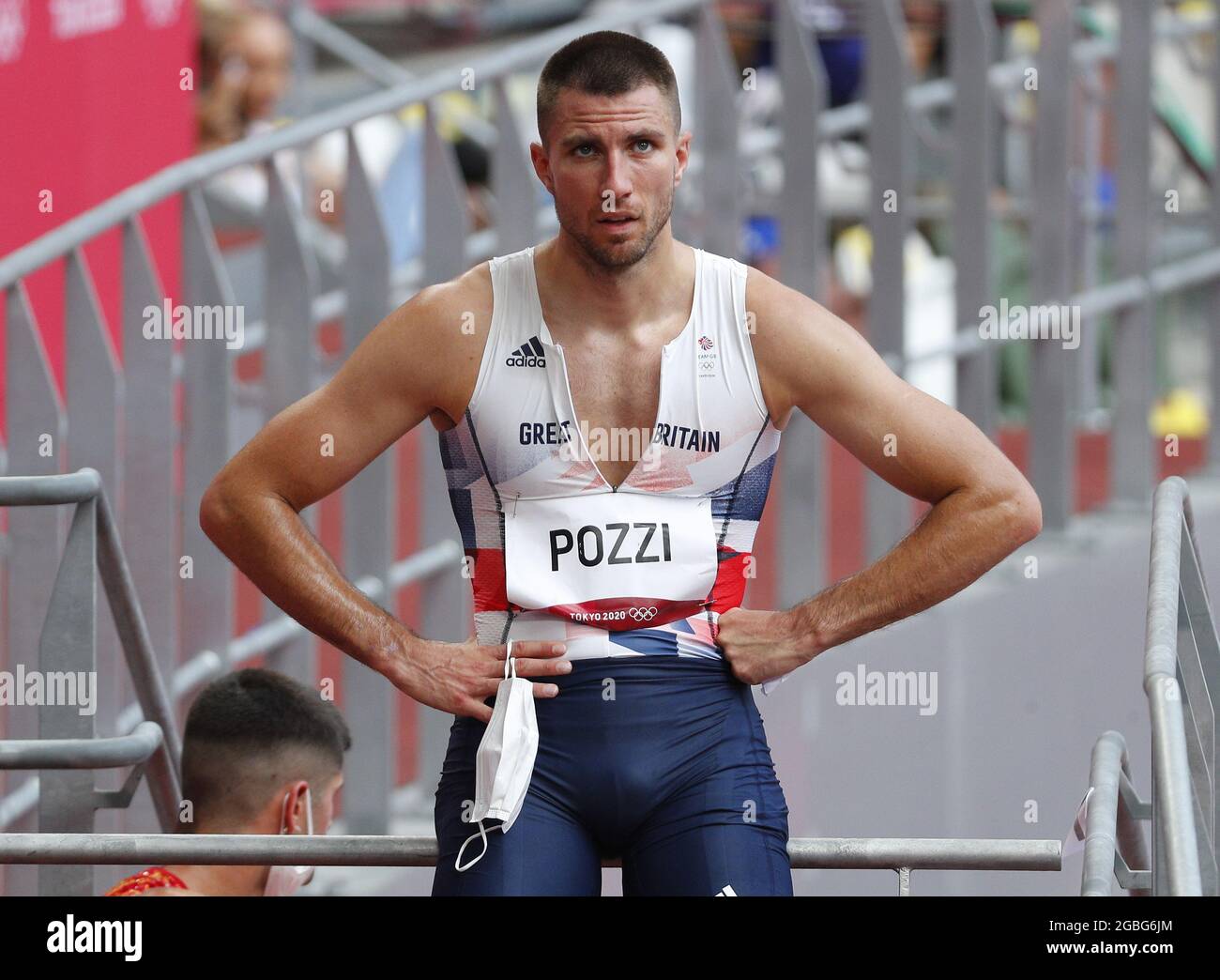 Tokio, Japan. August 2021. Andrew Pozzi aus Großbritannien schaut sich die Ergebnisliste an, nachdem er sich am Mittwoch, den 4. August 2021, im Halbfinale der 110-m-Hürden der Männer beim Leichtathletik-Wettbewerb während der Olympischen Sommerspiele in Tokio, Japan, nicht qualifiziert hat. Foto von Bob Strong/UPI. Kredit: UPI/Alamy Live Nachrichten Stockfoto