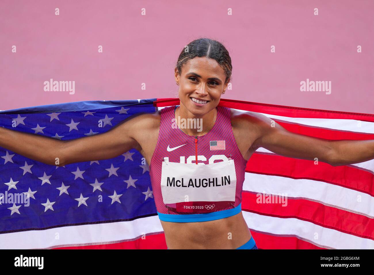 TOKIO, JAPAN - 4. AUGUST: Sydney McLaughlin aus den Vereinigten Staaten von Amerika posiert mit einer Flagge der Vereinigten Staaten von Amerika während der Verleihung der Leichtathletik-Medaille während der Olympischen Spiele in Tokio 2020 im Olympiastadion am 4. August 2021 in Tokio, Japan (Foto: Ronald Hoogendoorn/Orange Picics) Stockfoto