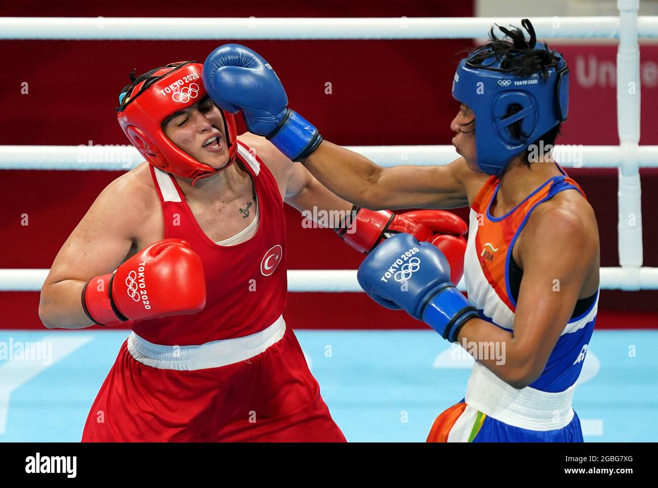 Die indische Lovlina Borgohain (blau) im Einsatz gegen Busenaz Surmeneli (rot) der Türkei während des Women's Welter (64-69kg) Halbfinales in der Kokugikan Arena am zwölften Tag der Olympischen Spiele in Tokio 2020 in Japan. Bilddatum: Mittwoch, 4. August 2021. Stockfoto