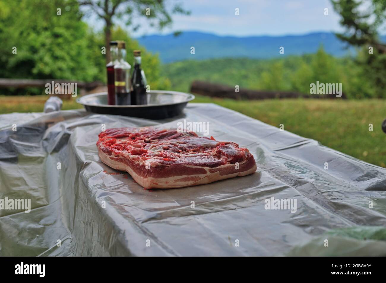 Stück rohes Schweinefleisch auf dem Tisch in der Natur Stockfoto