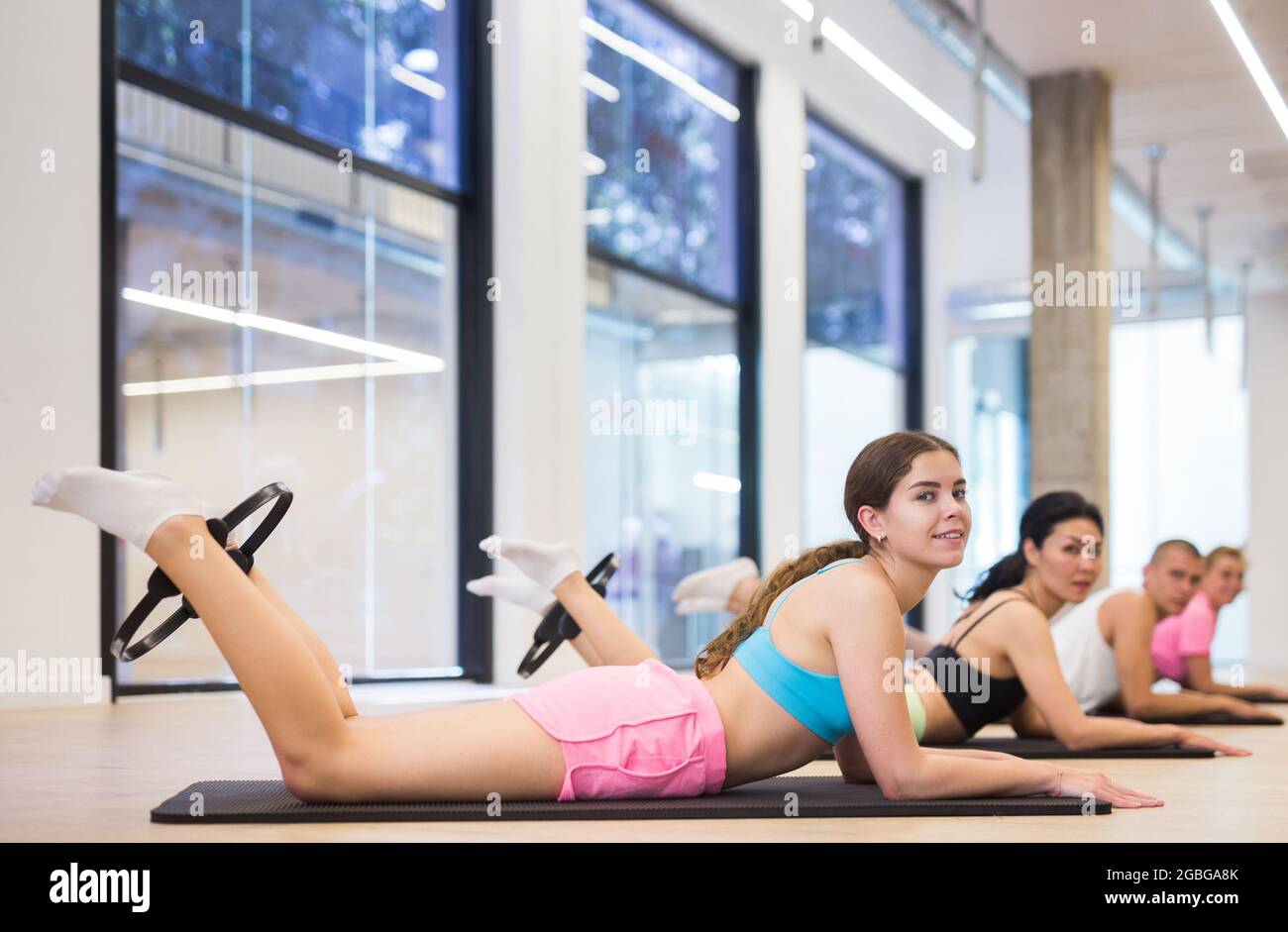 Junge sportliche Frau trainiert mit Pilates Ring Stockfoto