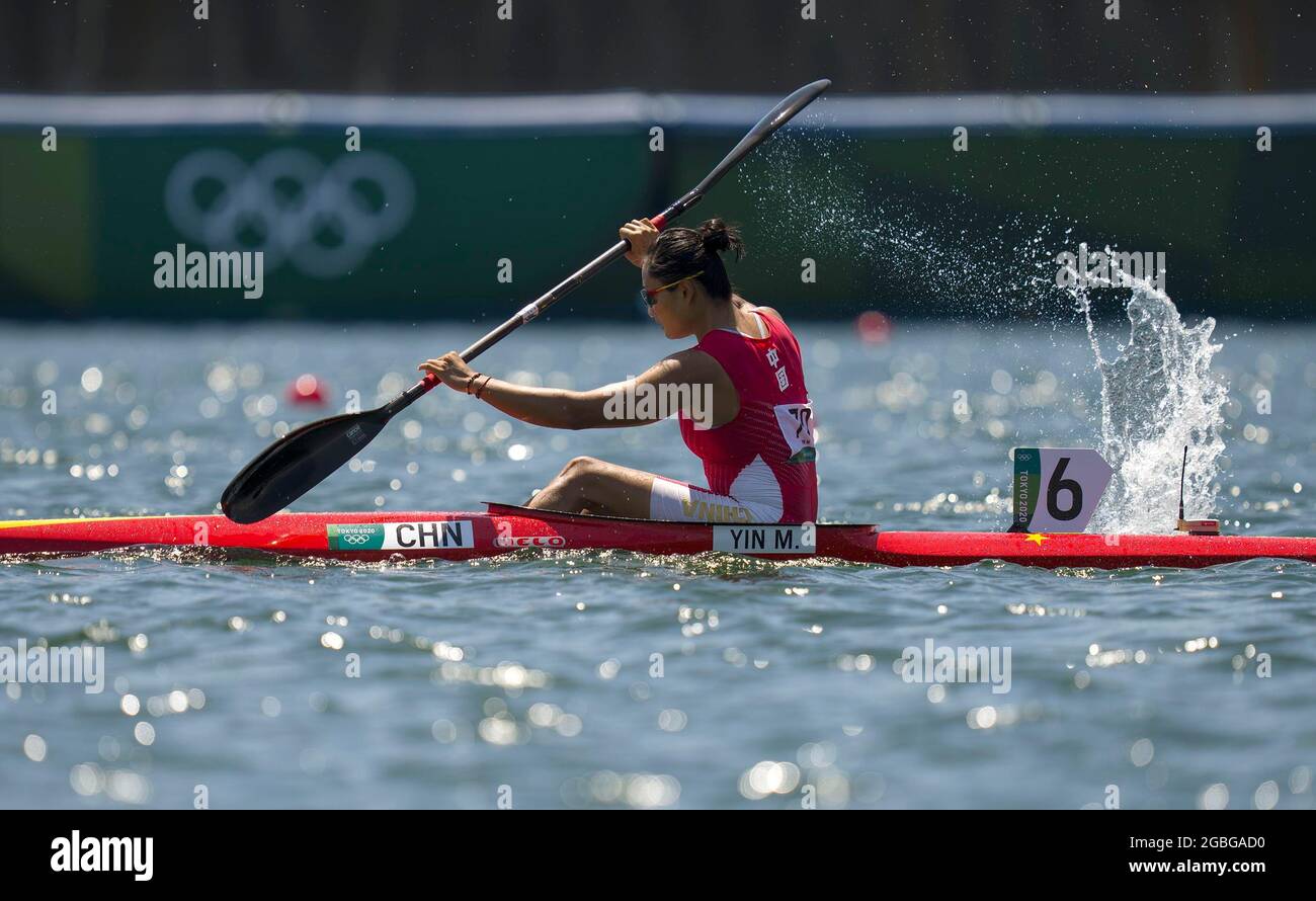 Tokio, Japan. August 2021. Yin Mengdie aus China tritt während der einzigen 500m-Hitze im Kanu-Sprint-Frauenkajak bei den Olympischen Spielen 2020 in Tokio, Japan, am 4. August 2021 an. Quelle: Fei Maohua/Xinhua/Alamy Live News Stockfoto