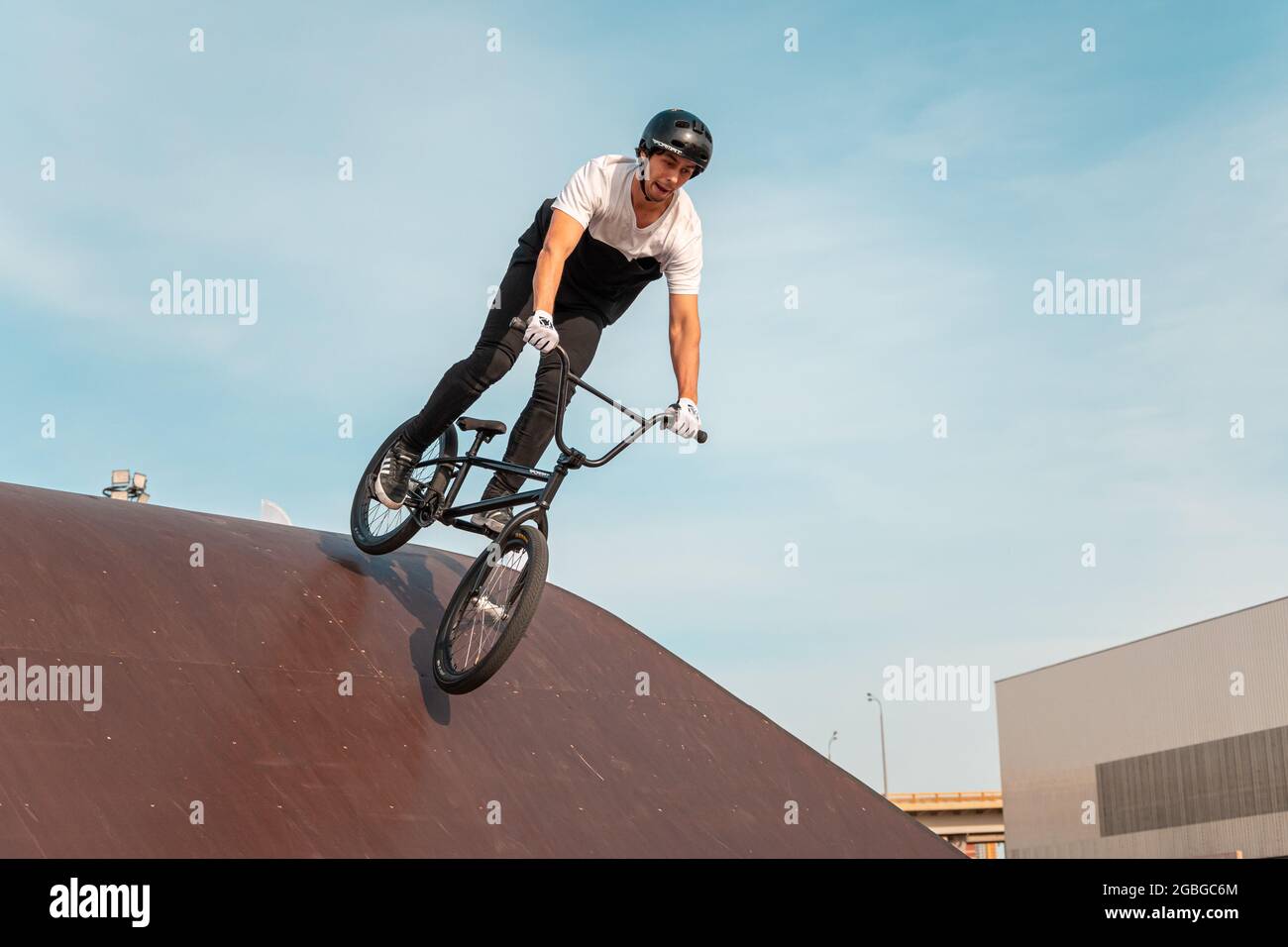Kazan, Russland - 26. September 2020: Ein junger Fahrer macht Tricks auf einem BMX-Fahrrad. BMX Freestyle in einem Skatepark. Stockfoto