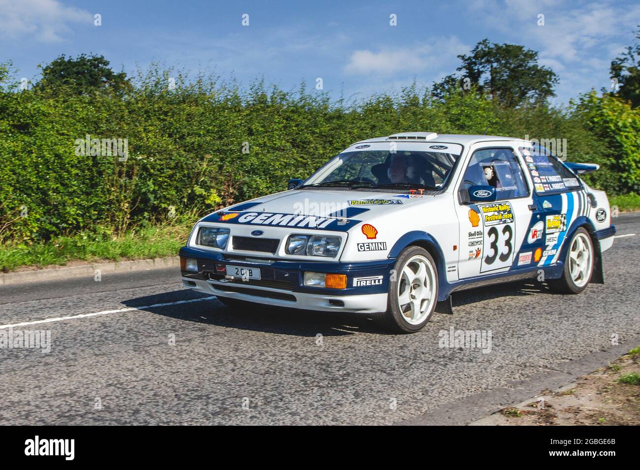 1984 der weiße Ford Sierra Gemini aus den 80ern auf dem Weg zur Capesthorne Hall-Oldtimer-Show im Juli, Ceshire, Großbritannien Stockfoto