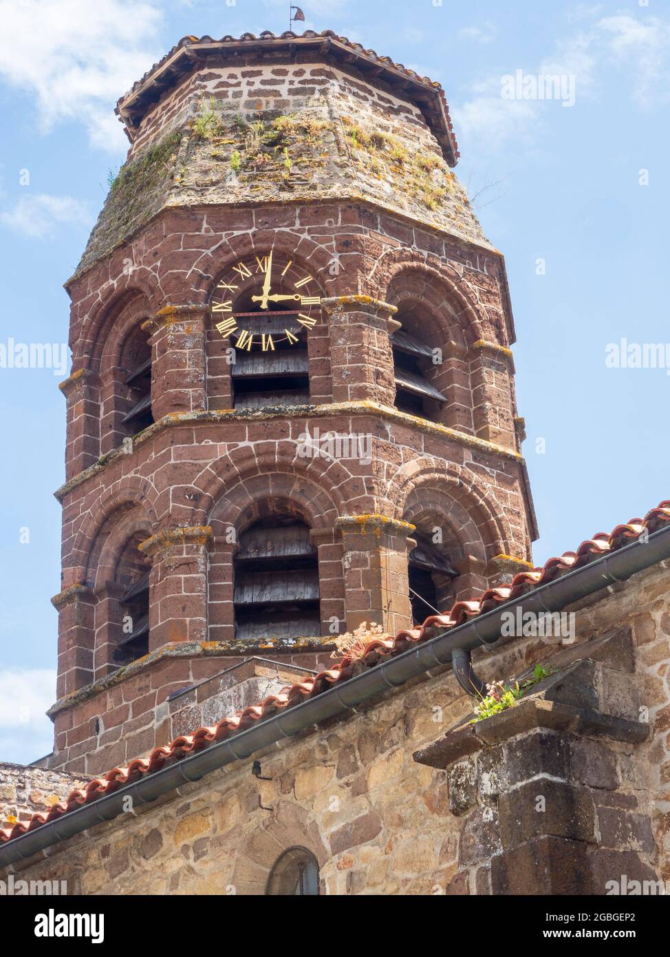 Achteckiger Glockenturm. Während der Revolution abgeschnitten. Abteikirche Saint André, Lavaudieu, Auvergne, Frankreich. Stockfoto
