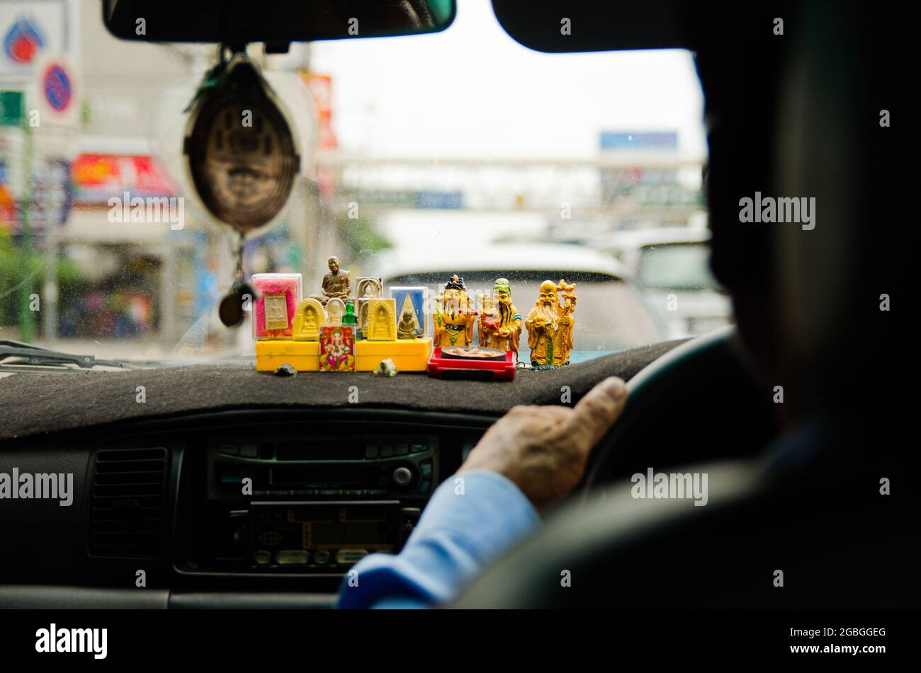 Alle Arten von Gottheiten Statue in einem Taxi platziert Stockfoto