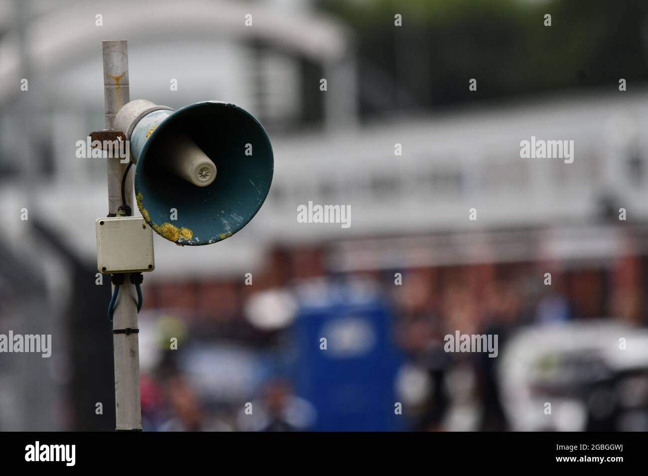 Ein verwitterter Megaphon, Beschallungs-Lautsprecher mit Boxengassen im Hintergrund Stockfoto