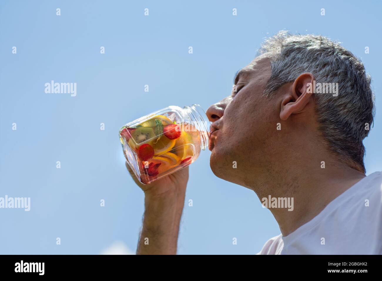 Mann trinkt Detox-Getränk nach dem Training Stockfoto