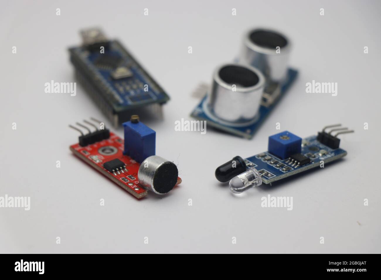 Geräuschsensor, IR-Sensor und Ultraschallmodul auf Weiß isoliert. Verschiedene Arten von elektronischen Komponenten für Engineering-Projekte Stockfoto