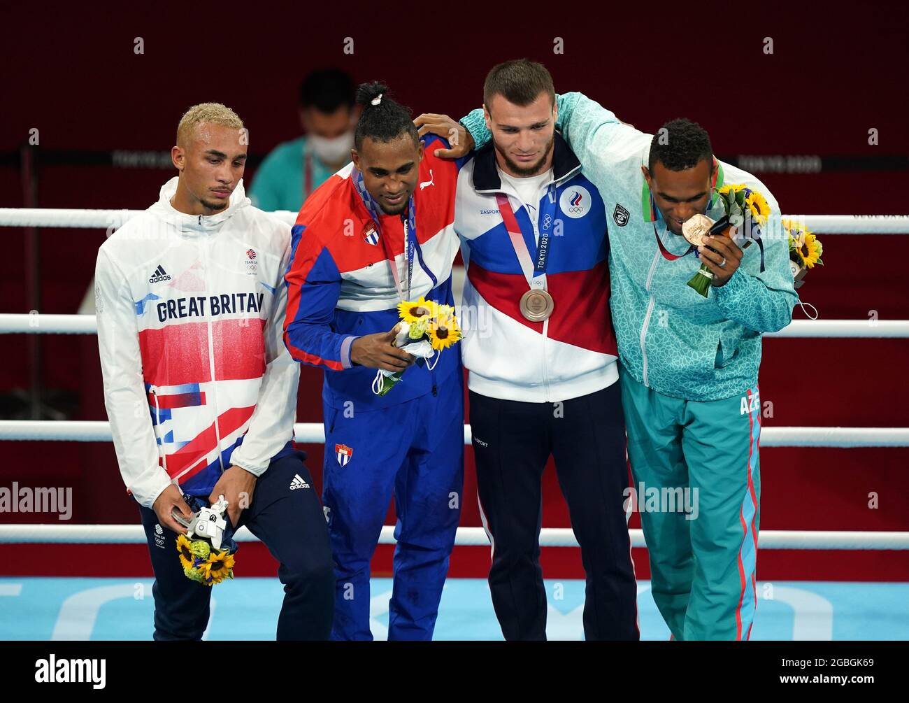 Großbritanniens Benjamin Whittaker, Silber, Kubas Arlen Lopez, Gold, Imam Khataev vom russischen Olympischen Komitee, Bronze, und der Aserbaidschaner Loren Alfonso, Bronze, auf dem Podium für die Männer-Leichtgewicht-Endbesatzung (75-81kg) in der Kokugikan Arena am zwölften Tag der Olympischen Spiele 2020 in Tokio in Japan. Bilddatum: Mittwoch, 4. August 2021. Stockfoto