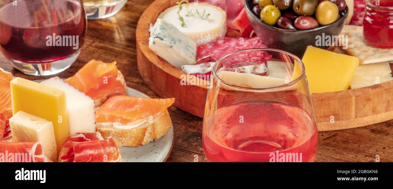 Weinsnacks Panorama mit Weinlassen, Sandwiches und einem Käse- und Wurstbrett. Panorama-Banner für Gourmet-Vorspeisen für ein Menü im Restaurant Stockfoto